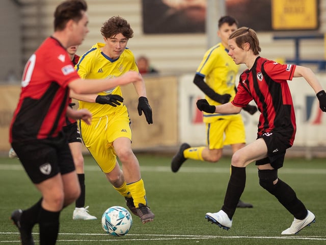 Action from the U16 GEC Marconi Invitation Cup final between Horndean Hawks Condors (red/black) and Pickwick Youth Panthers (yellow). Picture: Keith Woodland (260221-914)