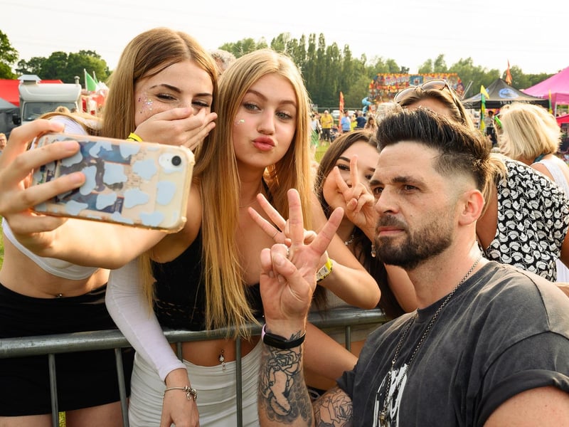 Ben Haenow with festival goers (170621-437)