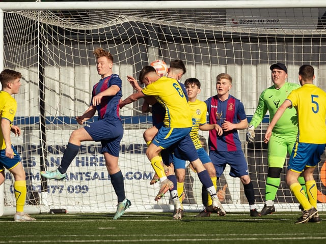 US Portsmouth (maroon/blue) v Locks Heath. Picture: Keith Woodland