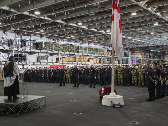 HMS Queen Elizabeth’s ship’s company gathered in the hangar for a service of remembrance on 2022 led by Naval Chaplain Eddie Wills. Wreaths were laid by Commodore Angus Essenhigh (COMUKCSG), Captain Mark Sparrow (Commander Air Group) and Captain Ian Feasey (Commanding Officer HMS Queen Elizabeth). Executive Warrant Officer Billy May read the role of honour, listing those Royal Navy personnel who have died in the past year.