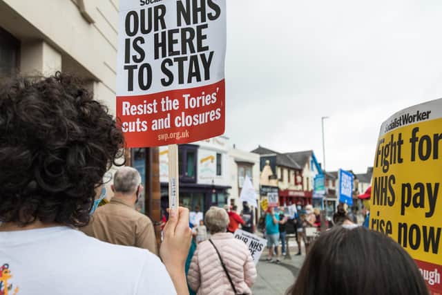 Crowds outside of the King's Theatre on Albert Road demonstrate in support of the NHS. Picture: Mike Cooter (030721)