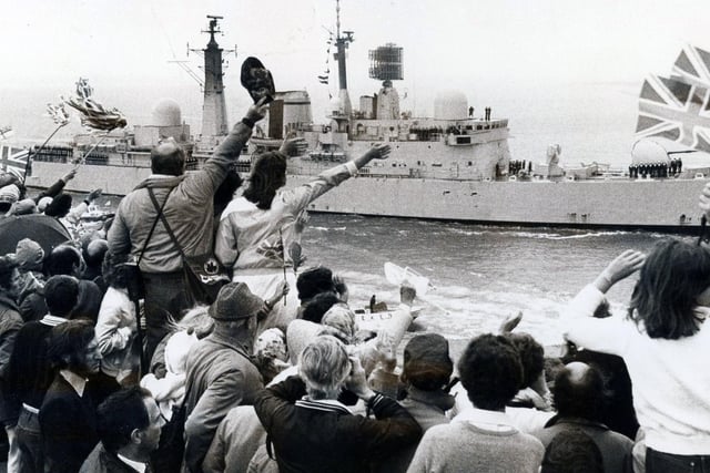 HMS Glasgow enters Portsmouth Harbour for repairs after taking a hit in the Falklands War, 1982. The News PP4766