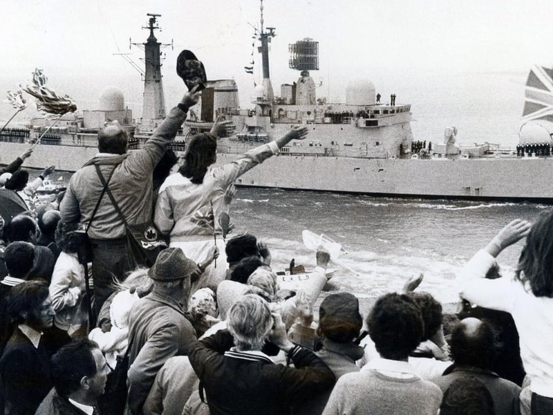 HMS Glasgow enters Portsmouth Harbour for repairs after taking a hit in the Falklands War, 1982. The News PP4766