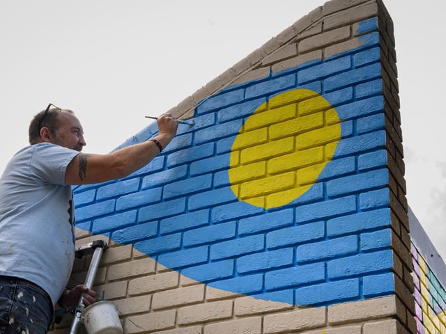 Pictured is: Al's Creative Juice adds another brushstroke to his work in Central Street Picture: Keith Woodland (140921-24)