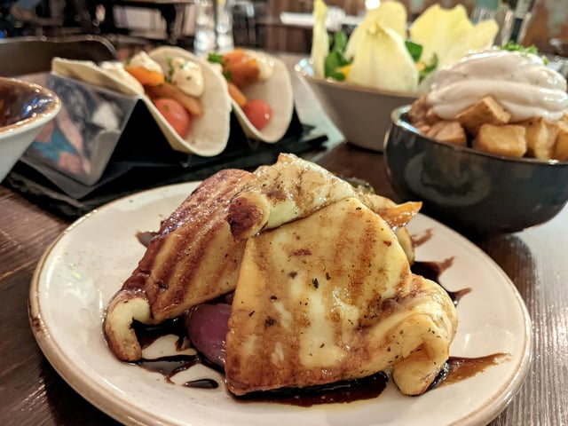 Sant Yago produced a brilliant selection of indulgent vegetarian food from confit carrot tacos to he halloumi vege plate. The staff were extremely friendly and the ambience was just right.
