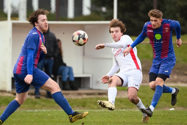 US Portsmouth (maroon/blue) v Horndean. Picture: Keith Woodland