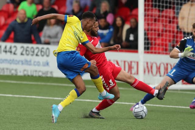 Manny Duku takes a shot at goal during the goalless stalemate at Hemel Hempstead. Picture by Dave Haines.