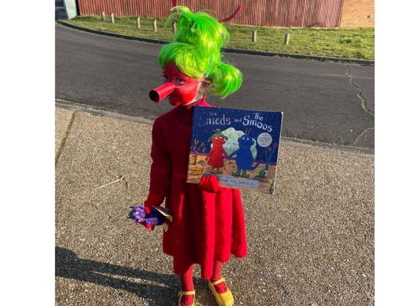 This The Smeds and the Smoos costume is brilliant!