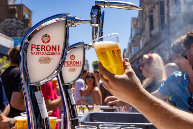 Thirsty crowds at the Southsea Food Festival. Picture: Mike Cooter (160722)