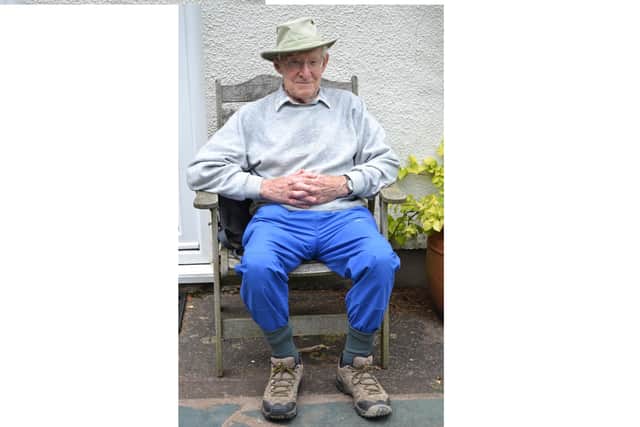 War veteran Barry Chambers, founding headteacher of the Horndean School, died aged 95 after contracting coronvirus.