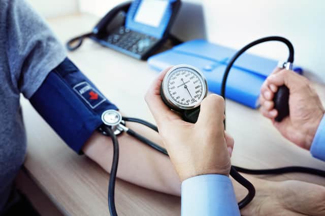 Doctor gp examines male patient gv
Blood presssure check