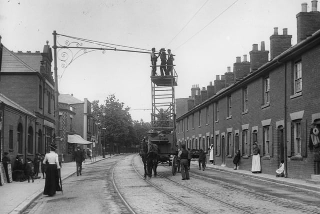 1901:  Men putting the wires in place for the electrification of the Portsmouth tram system.  (Photo by Hulton Archive/Getty Images)