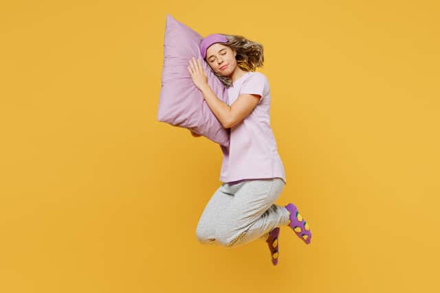 Less than a third of Brits sleep with the recommended one pillow, research found (photo: Adobe)