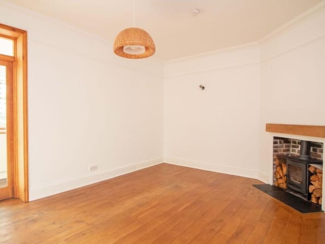 The listing says: "No forward chain is offered with this modern three bedroom semi detached house in Farlington."