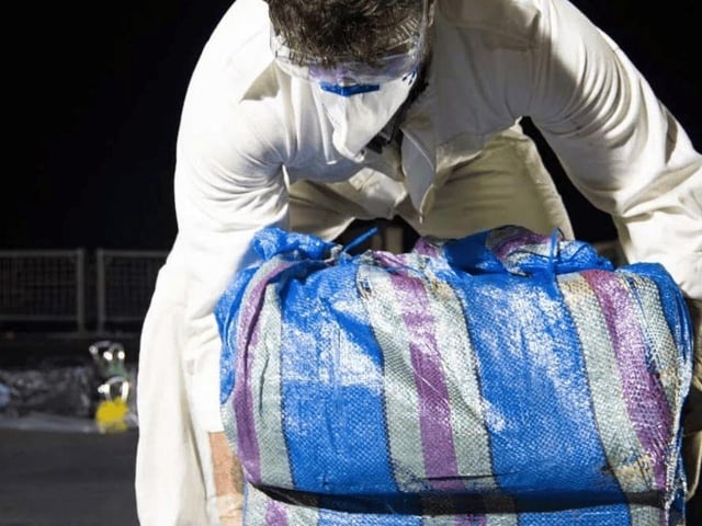 Portsmouth-based warship HMS Trent has seized £160m of cocaine from a submarine in the Caribbean Sea.