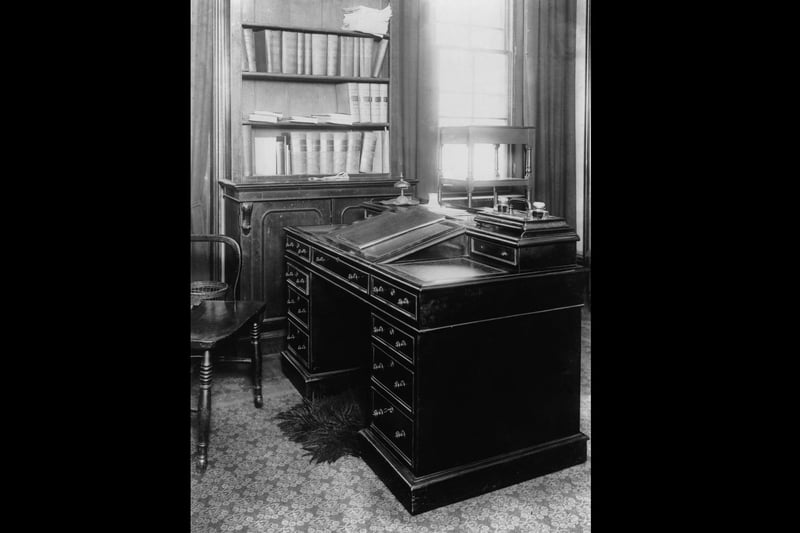 The writing desk used by English novelist Charles Dickens (1812 - 1870) at his home at Gad's Hill Place in Kent, circa 1900. (Photo by Hulton Archive/Getty Images)