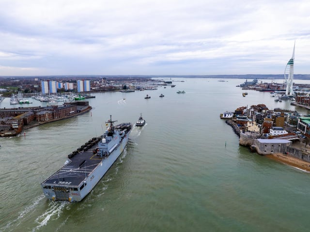 ITS San Giorgio sailing past the Hot Walls
Photos by Alex Shute
