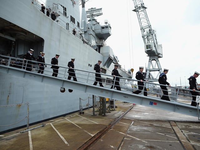 Crew members disembark HMS Illustrious at Portsmouth Harbour on January 10, 2014 in Portsmouth. Photo by Dan Kitwood/Getty Images
