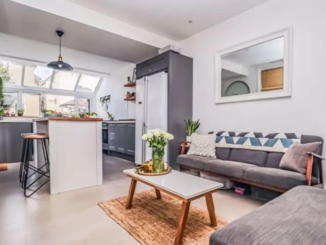 This house is in a brilliant spot as it is close to Fratton train station and public transport links and it has easy access to the M275.