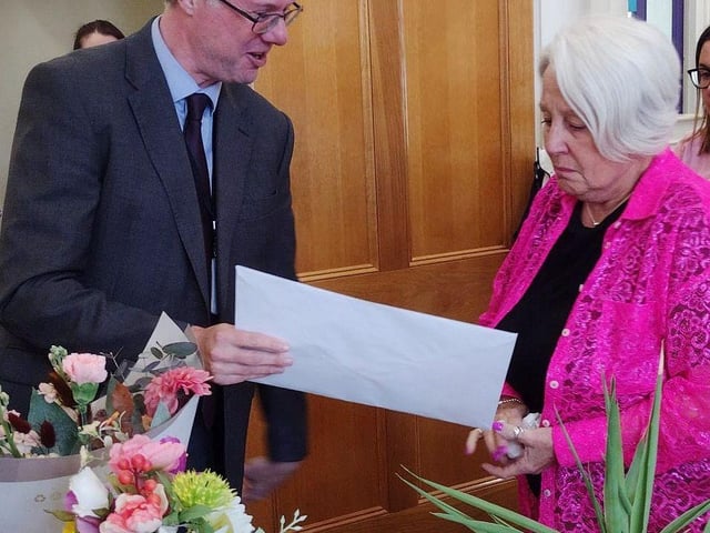 Headteacher, Paul Foxley presenting Diane with leaving card