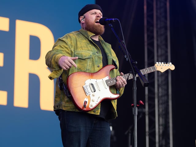 Tom Walker on the Common Stage at Victorious Festival on Saturday, August 24, 2024 Photo Credit Emma Terracciano/Alamy Live News