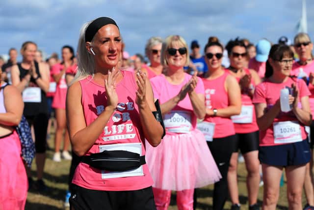 Applause before the warm up. Race For Life, Southsea Common
Picture: Chris Moorhouse (jpns 030722-11)