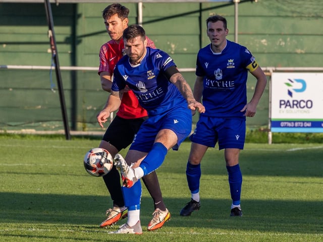 Fareham (red) v Baffins Milton Rovers. Picture: Mike Cooter