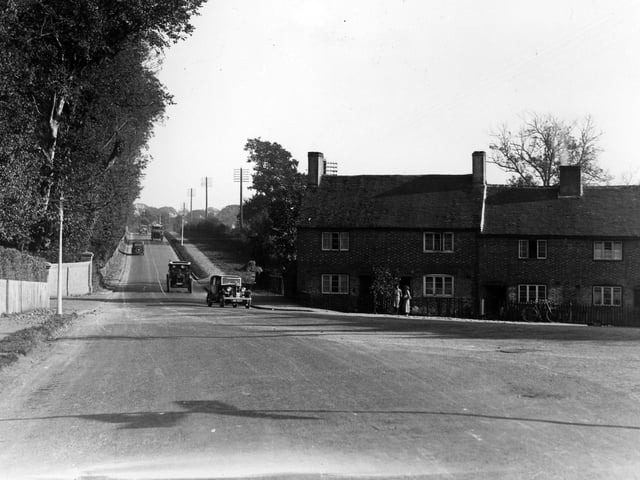 Looking towards Hulbert Road from the foot of Portsdown Hill Road, Bedhampton, 1932. The News PP4222