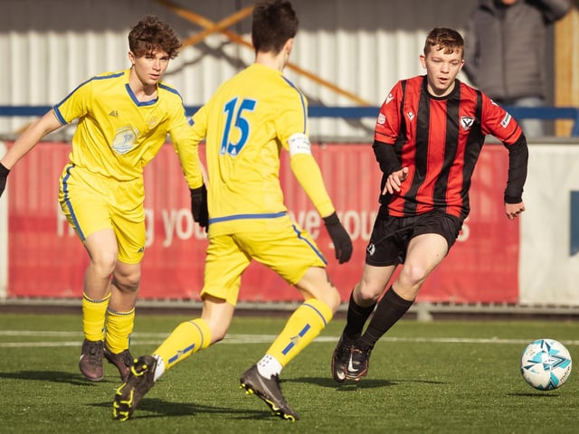 Action from the U16 GEC Marconi Invitation Cup final between Horndean Hawks Condors (red/black) and Pickwick Youth Panthers (yellow). Picture: Keith Woodland (260221-21)