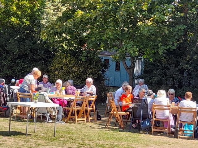 u3a Gosport members enjoying the picnic