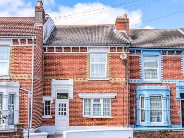 This property comes with two bedrooms, two reception rooms and one bathroom as well as a courtyard garden.