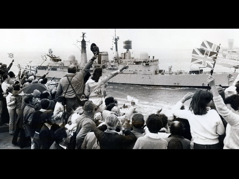 HMS Glasgow enters Portsmouth Harbour for repairs after taking a hit in the Falkland War, 1982. The News PP4766