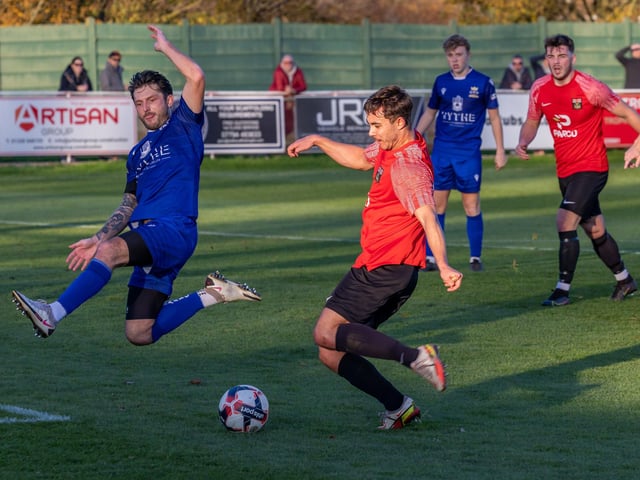 Fareham (red) v Baffins Milton Rovers. Picture: Mike Cooter