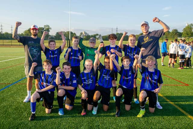 Kieron Freeman and George Hirst with Clanfields youth football team
Picture Habibur Rahman