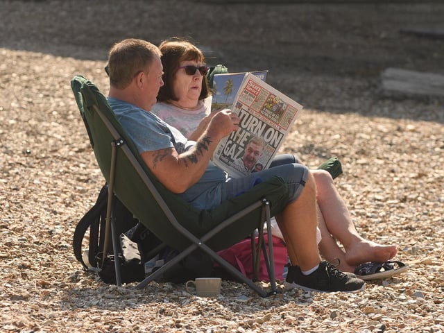 A couple take their rest (160421-36)