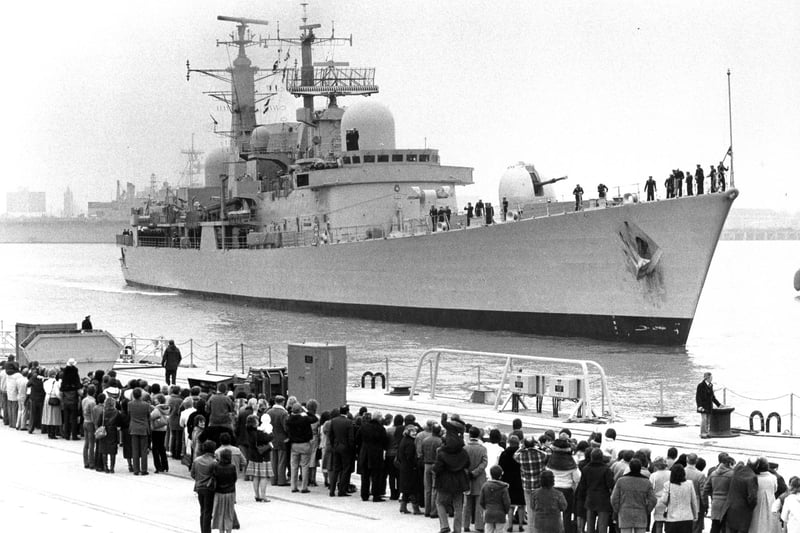 HMS Manchester moves on to her berth, with her own mass of eager relatives and friends waiting for their loved ones to get ashore, 1984. The News PP4969