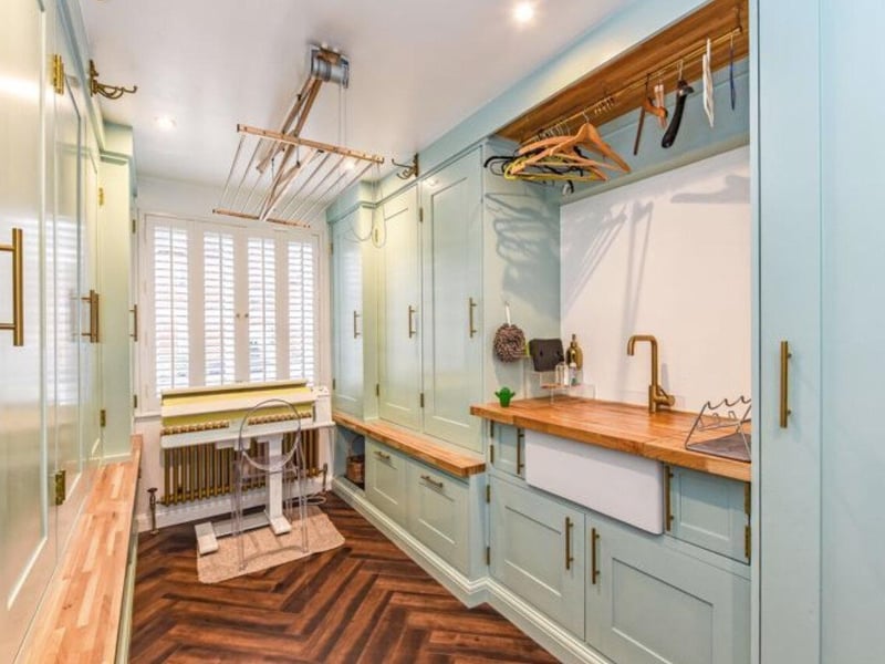 This home has no forward chain and is perfect for an investor or a big family.