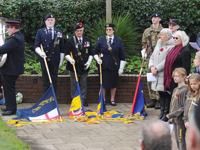 Lee-on-the-Solent's Remembrance ceremony (131122-2683)