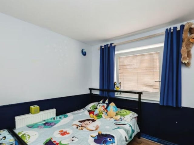 The listing says: "Internal accommodation offers a 19ft 4 lounge, 19ft 8 kitchen/diner with integrated appliances, utility room, 15ft 5 cabin/playroom, downstairs cloakroom, 4 bedrooms, bathroom and en-suite shower room."