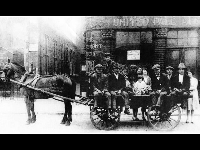 The lads and lasses of Landport before the war. They are located outside of the Egremont pub in Crasswell Street which is now offices. Left to Right: Fred Newby - Jack Harris (driver) - James Harris - anon - anon - Ada Harris - Teddy Mills - Charlie Newby - George Harris - Nelly Harris.