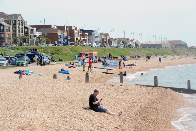 Families enjoying the Easter Monday warm weather on Lee-on-the-Solent seafront. (180422-1068)