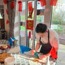 Klev demoing spring rolls