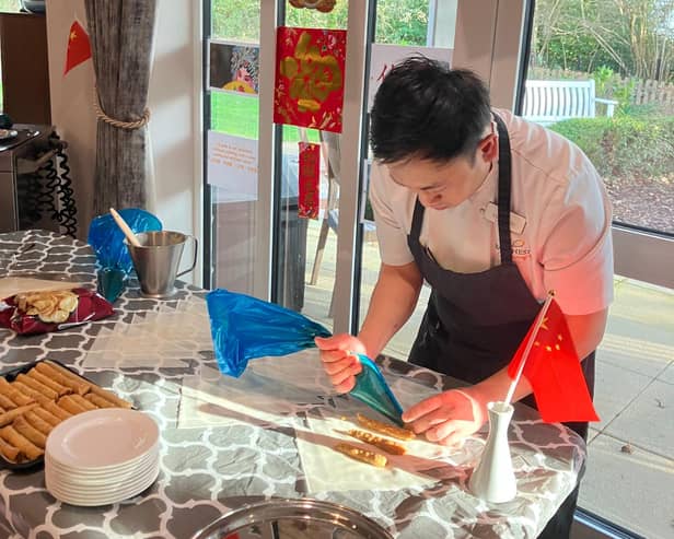 Klev demoing spring rolls
