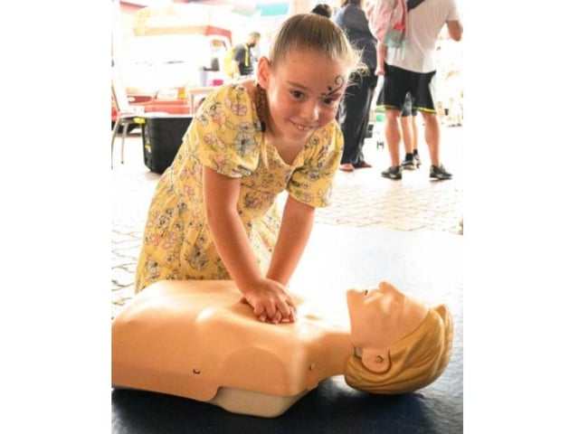 Pictured is: Isla Richie, 7 from Waterlooville gives CPR. Picture: Keith Woodland