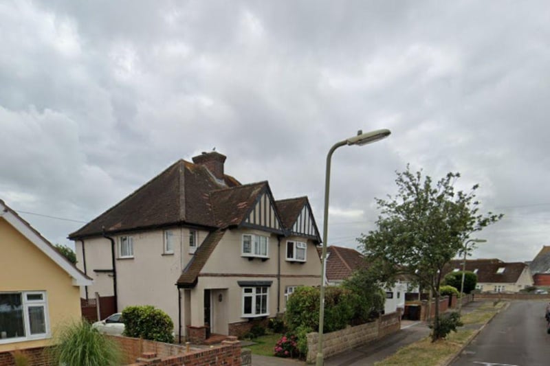 The average price of a property in PO13 9HY Studland Road, Lee-on-the-solent	is £605,100.