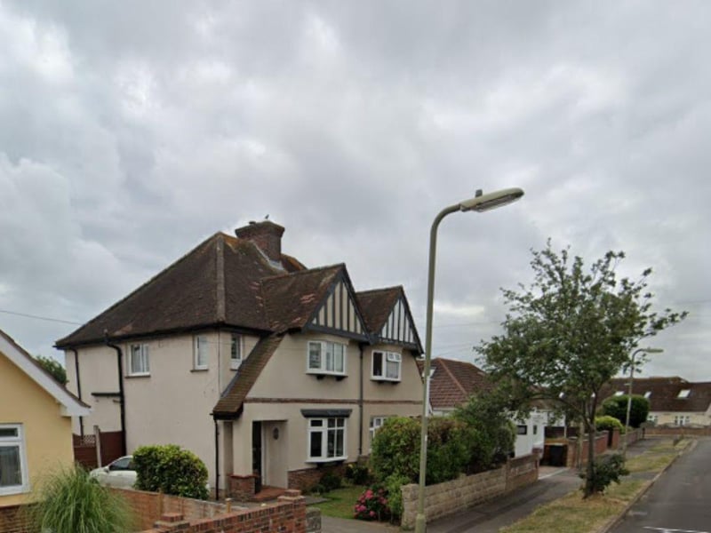 The average price of a property in PO13 9HY Studland Road, Lee-on-the-solent is £605,100.