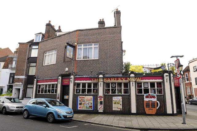Located in Castle Road, this place has one of the more common pub names. With mow meaning a stack or sheaf and barley being the principle grain which beer is made from. So it means Barley Stack.