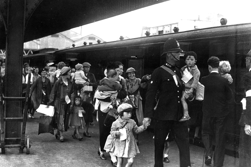 Portsmouth policeman with evacuees. The News PP292