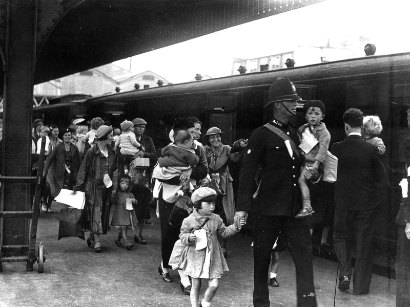 Portsmouth policeman with evacuees. The News PP292