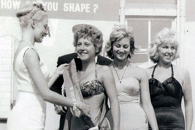 The winner is announced. Here we see some of the contestants for the Marilyn Monroe competition.They are all Southsea girls who entered the competition alongside South Parade Pier in the early 1960's. If you are one of the girls please do let me know.